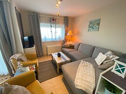 Cozy Apartment With a View of the Canal