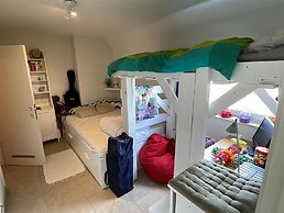 Cozy Apartment With a View of the Canal