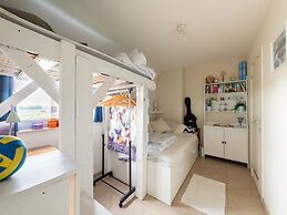Cozy Apartment With a View of the Canal