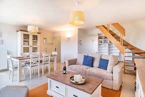 Coastal Retreat With Balcony