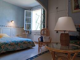 Spacious Holiday Home With Private Pool and Park