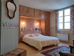 Spacious Holiday Home With Private Pool and Park