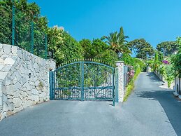 Villa Near Cannes With Pool and Views