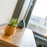 Dockside Quay Views City Vibes