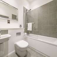 Dockside Quay Views City Vibes