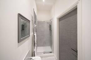 Dockside Quay Views City Vibes