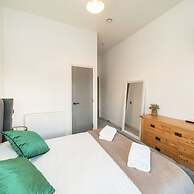 Dockside Quay Views City Vibes