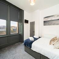 Dockside Quay Views City Vibes