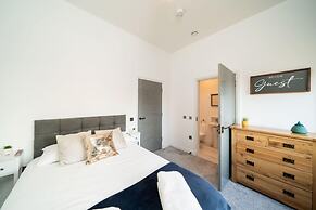 Dockside Quay Views City Vibes