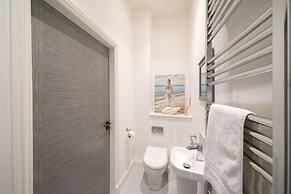 Dockside Quay Views City Vibes