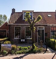 Lush Holday Home With Garden Near sea