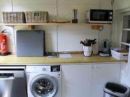 Lush Holday Home With Garden Near sea