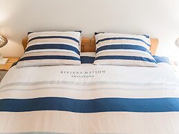 Lush Holday Home With Garden Near sea