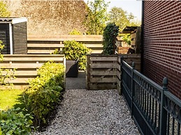 Lush Holday Home With Garden Near sea