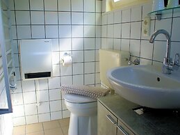 Lush Holday Home With Garden Near sea