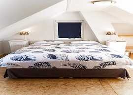 Lush Holday Home With Garden Near sea