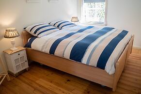 Lush Holday Home With Garden Near sea