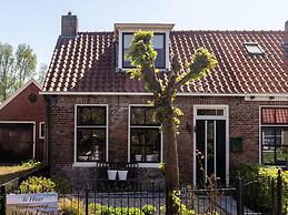 Lush Holday Home With Garden Near sea