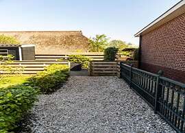 Lush Holday Home With Garden Near sea