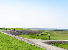 Lush Holday Home With Garden Near sea