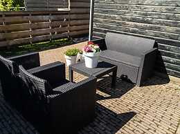 Lush Holday Home With Garden Near sea