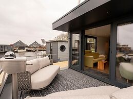Nice Houseboat With a Terrace