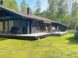 Charming Lakeside Cottage Getaway