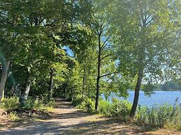 Charming Lakeside Cottage Getaway