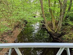 Charming Lakeside Cottage Getaway