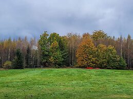 Charming Lakeside Cottage Getaway