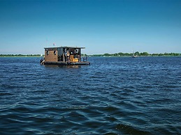 Lovely Houseboat in Kinrooi With Terrace