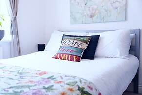 Stunning 4-bed House in Camberley