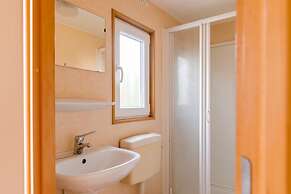 Chalet by the Water in Leukermeer