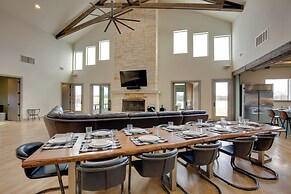 Sprawling Kaufman Home w/ On-site Lake & Fire Pit