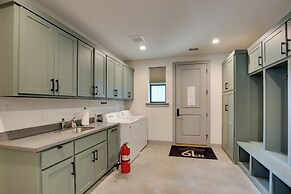 Sprawling Kaufman Home w/ On-site Lake & Fire Pit