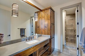 Sprawling Kaufman Home w/ On-site Lake & Fire Pit