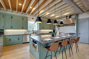 Sprawling Kaufman Home w/ On-site Lake & Fire Pit