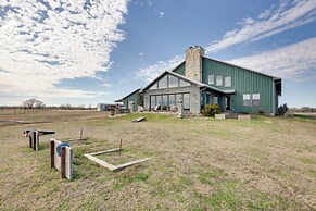 Sprawling Kaufman Home w/ On-site Lake & Fire Pit