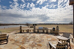 Sprawling Kaufman Home w/ On-site Lake & Fire Pit