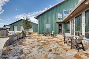 Sprawling Kaufman Home w/ On-site Lake & Fire Pit