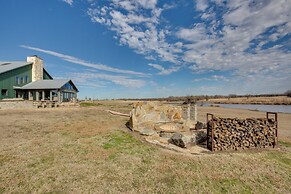 Sprawling Kaufman Home w/ On-site Lake & Fire Pit