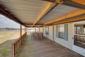 Sprawling Kaufman Home w/ On-site Lake & Fire Pit