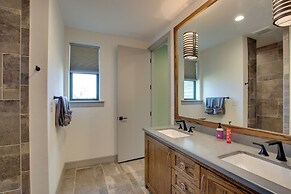 Sprawling Kaufman Home w/ On-site Lake & Fire Pit