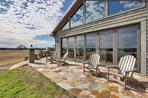 Sprawling Kaufman Home w/ On-site Lake & Fire Pit