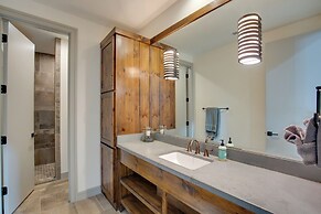 Sprawling Kaufman Home w/ On-site Lake & Fire Pit