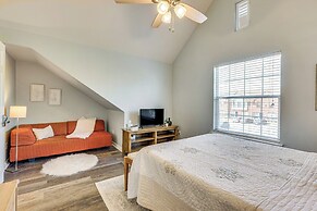 Central College Station Townhome w/ Community Pool