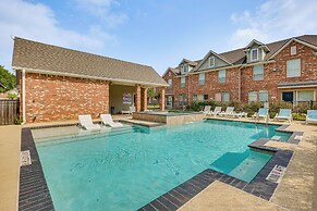 Central College Station Townhome w/ Community Pool