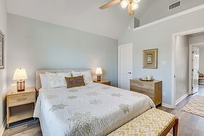 Central College Station Townhome w/ Community Pool