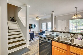 Central College Station Townhome w/ Community Pool