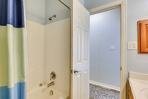 Central College Station Townhome w/ Community Pool
